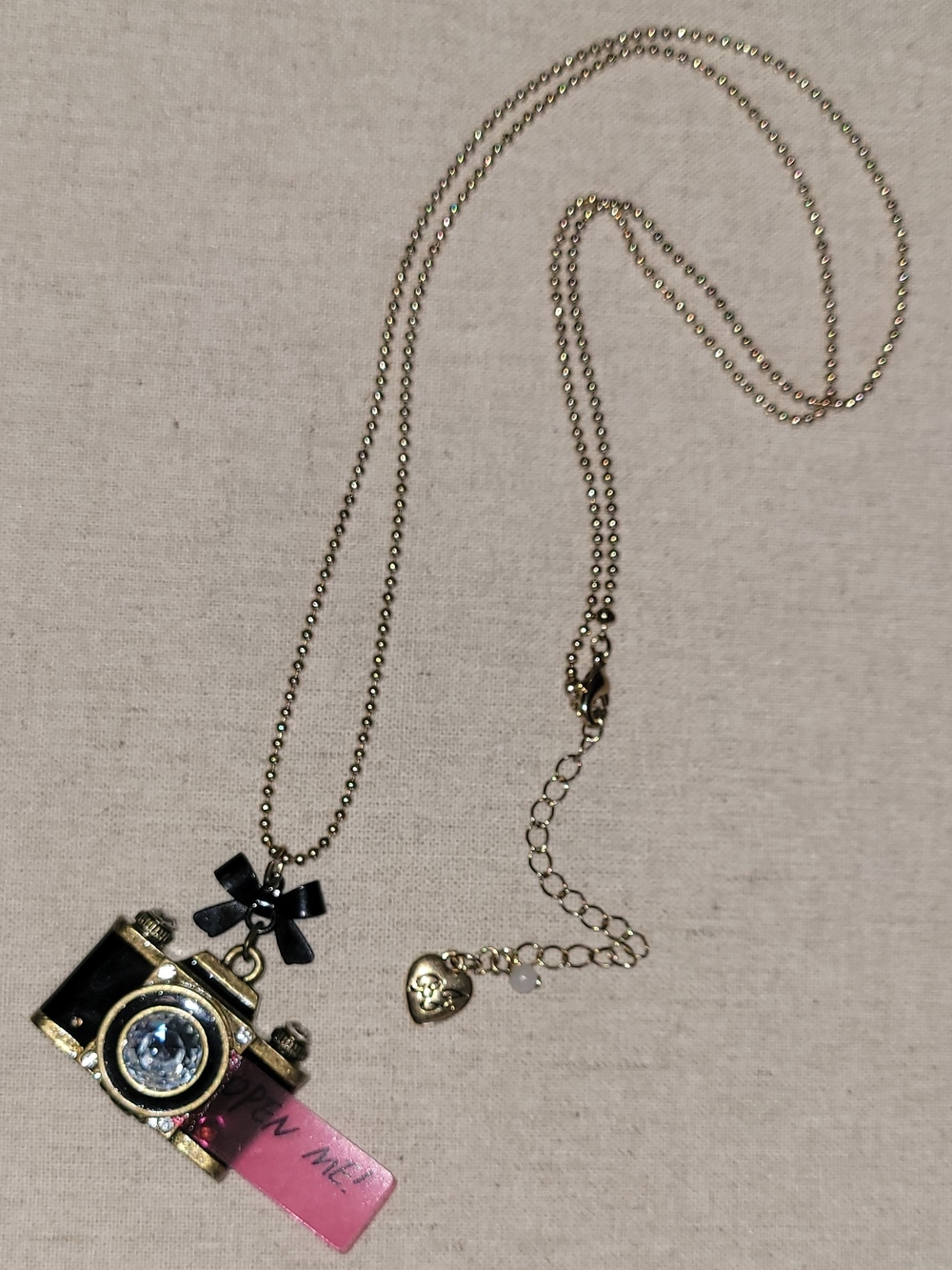 Betsey Johnson Opening Camera Pendant Black Bow Gold Necklace Chain NWT VTG RARE
